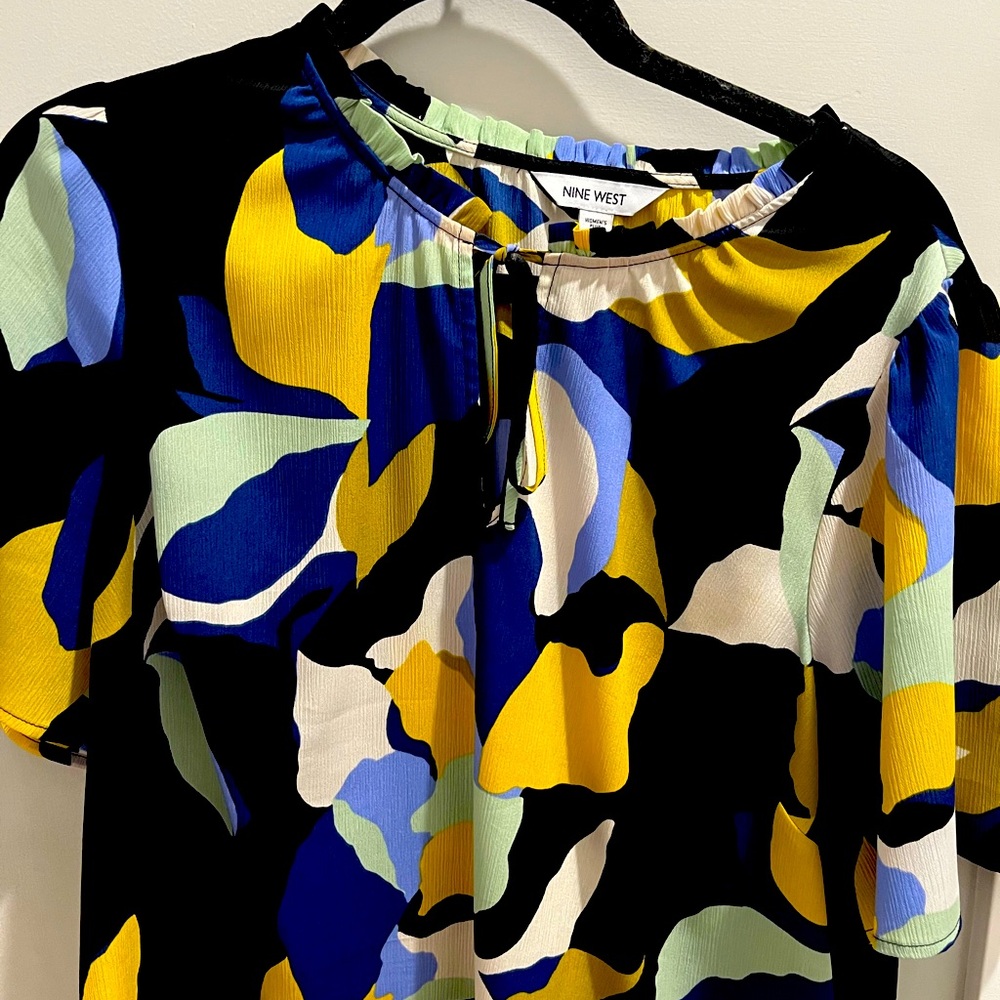 Nine West Blue and Gold Graphic Blouse Short Sleeve